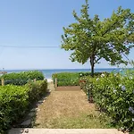 Blue Pearl-beachfront Maisonette *